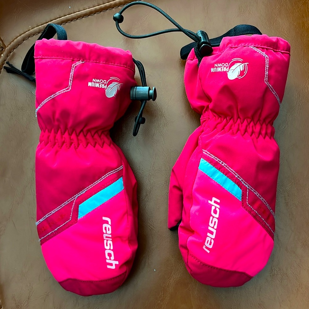 Great condition young girls ski / sledding / outdoor gloves.